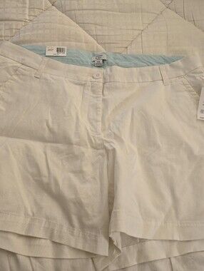 crown & ivy Curvy Caroline White Shorts